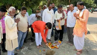 बदलापुर में स्वागत द्वार के लिए भूमि पूजन करते नगर पंचायत अध्यक्ष प्रतिनिधि वैभव सिंह व अन्य।
