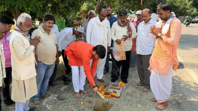 जौनपुर में बन रहा स्वागत द्वार और सीसी रोड, भूमिपूजन कर शुरू कराया गया निर्माण
