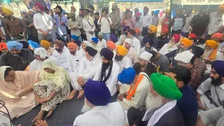परविंदर झोटा के परिवार से मिलते लोग। फोटो जागरण
