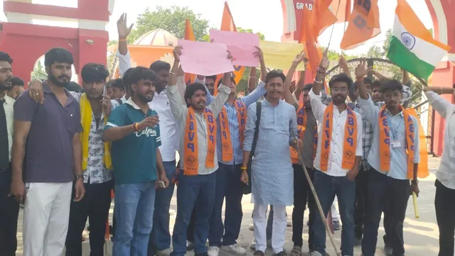 पूर्वांचल विश्वविद्यालय में लोकतंत्र अपनाओ–अराजकता हटाओ के नारे के साथ अभाविप का प्रदर्शन
