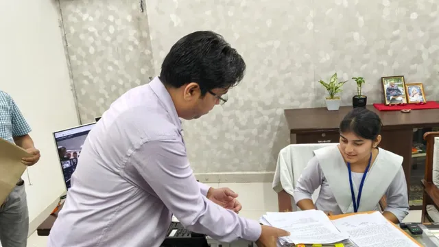कन्नौज में दसवीं टॉपर सृष्टि बनीं एक दिन की डीएम, कुर्सी संभालते ही कर दिया कानूनगो का तबादला
