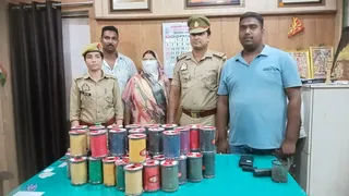 वाराणसी में 23 किलो प्रतिबंधित चाइनीज मांझा बरामद, महिला गिरफ्तार।