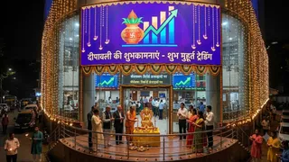 दीपावली 2026: शेयर बाजार में मुहूर्त ट्रेडिंग का महत्व और शुभ समय। (AI Image)