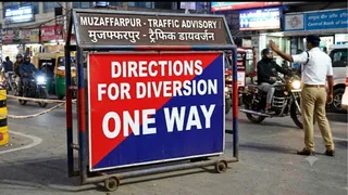 कई प्रमुख मार्गों पर वाहनों का परिचालन पूर्णतः बंद (नो-एंट्री) कर दिया है।