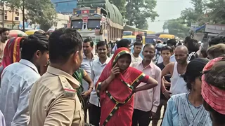 इलाज में लापरवाही और स्कूल प्रबंधन के उदासीन रवैये से नाराज स्वजन ने सड़क जाम कर दिया।