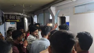 गर्भवती की मौत के बाद हंगामा करते स्वजन।