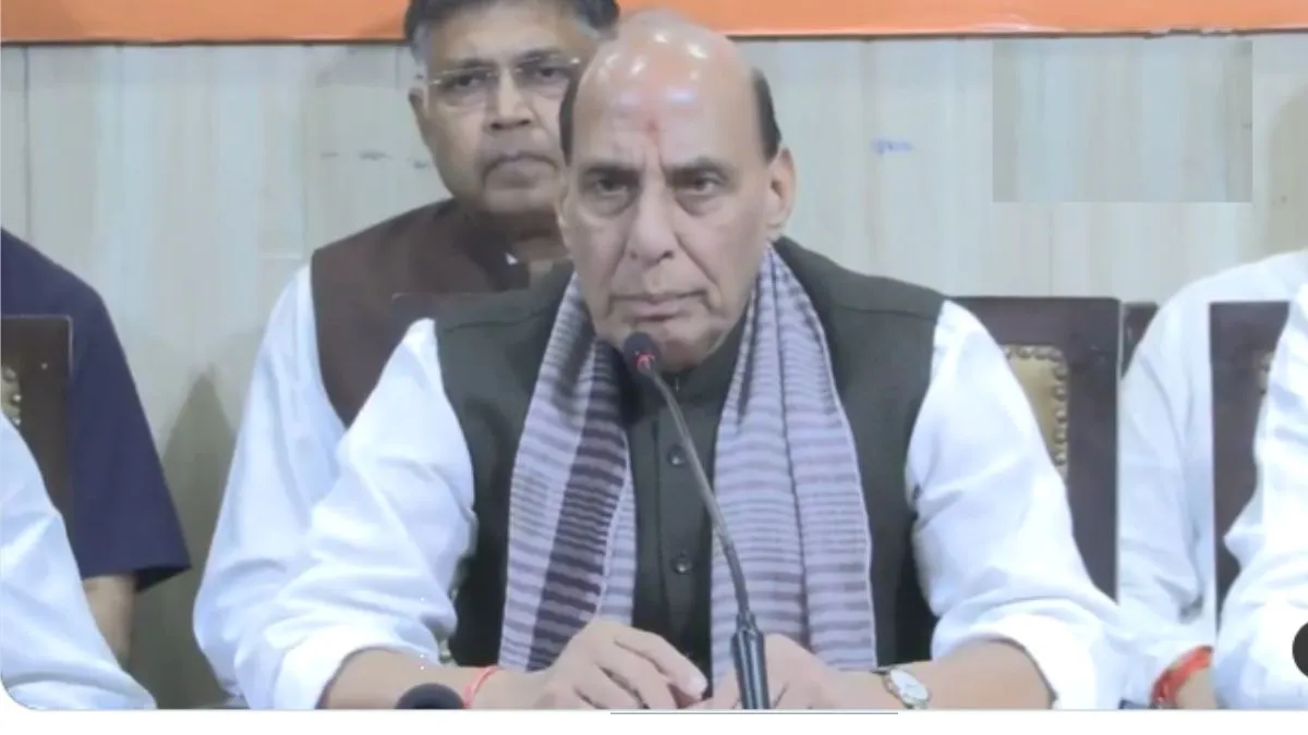 SIR पर विपक्ष को राजनाथ सिंह की दोटूक, बोले- झूठ और दुष्प्रचार से अराजकता फैलाने की कोशिश, EVM पर भी उठाए सवाल
