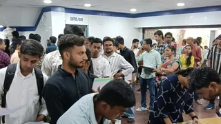 तीसरे दौर की काउंसलिंग के एसकेएमसीएच पहुंचे अभ्यर्थी।