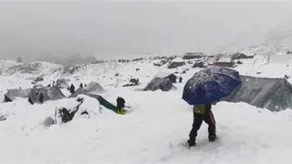 पश्चिमी विक्षोभ से पहाड़ी क्षेत्रों में हुई ताजा बर्फबारी (फोटो क्रेडिट - पीटीआई)