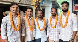 दुबौलिया के नादेकुंआ गांव निवासी पुलिस में चयनित पांच मित्र। -जागरण