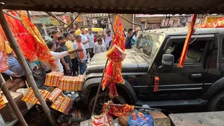 चौबेपुर में बेकाबू थार का तांडव, दो दुकानों में घुसी; एक घायल, बड़ा हादसा टला।