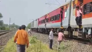 हादसे के बाद घटनास्थल पर ट्रेन खड़ी रही। (वीडियो ग्रैब)