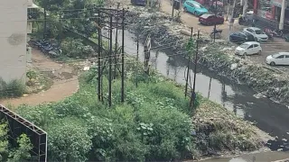 क्रॉसिंग रिपब्लिक के पास इसी नाले के ऊपर बनेगी सड़क। फोटो: जागरण