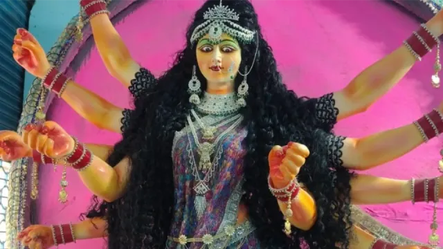 बिहार में पहली बार अनोखा प्रयोग, 20 हजार से ज्यादा डिब्बा चूड़ियों से बनी मां दुर्गा की भव्य प्रतिमा
