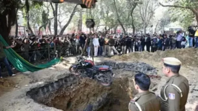 'कमल शराब नहीं पीते थे, जनकपुरी में गड्ढे में गिरकर हुई मौत मामले की FSL रिपोर्ट को चुनौती देगा परिवार
