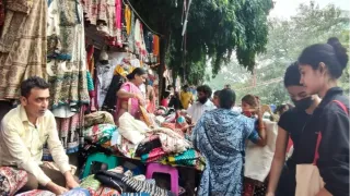 जनपथ स्थित गुजराती बाजार नवरात्र में खरीदारों से खूब गुलजार रहता, लेकिन नवरात्र बीतने को है और बिक्री मात्र 15 तक की है। फोटो: जागरण
