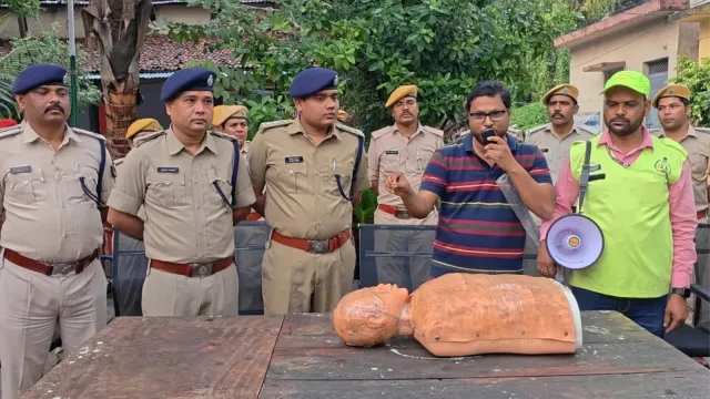पूजा पंडालों में भीड़ के बीच कटिहार पुलिस अलर्ट, हार्ट अटैक या इमरजेंसी से निपटने के लिए सीखा सीपीआर देना
