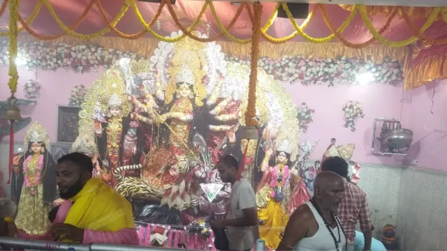 सुपौल के दुर्गा मंदिर में अनोखी परंपरा: बकरे की जगह दी जाती है झींगा की बलि; 1958 से जारी है बंगाली रीति-रिवाज

