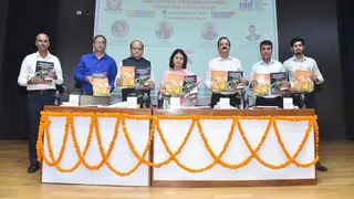 सीसीएसयू के अटल सभागार में शुक्रवार को आयोजित राष्ट्रीय सम्मेलन में नवाचारों के संग्रह की पुस्तिका का विमोचन करते मुख्य अतिथि डा. जेपी सिंह, कुलपति प्रोफेसर संगीता शुक्ला, प्रोफेसर प्रदीप कुमार शर्मा व अन्य। जागरण