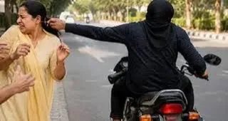 महिला के कान से बाली झपटकर स्नैचर फरार। (एआई जनरेटेड फोटो)