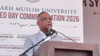 AMU में सर सैयद डे पर छात्रों को संबोधित करते एडमिरल एसएम उरूज अथर।