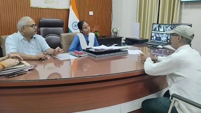 आजमगढ़ में छात्रा खुशी सिंह बनीं एक दिन की डीएम, कुर्सी संभालते ही अवैध क्लीनिक को कराया सील
