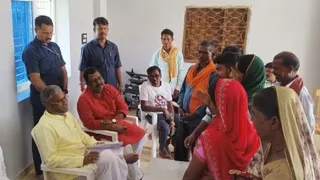 तिसरी में पूर्व मुख्यमंत्री बाबूलाल मरांडी से पेंशन नहीं मिलने की शिकायत करतीं महिलाएं। (फोटो जागरण)