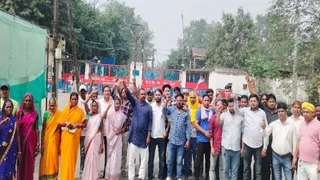 बोकारो स्टील प्लांट के गेट पर आंदोलन करते विस्थापित। (फोटो जागरण)