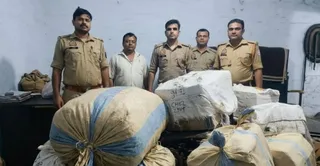 चकेरी के लालबंगला में पकड़े गए अवैध पटाखे। - पुलिस