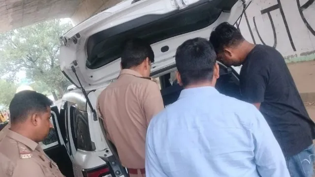 हापुड़ पुलिस का बड़ा एक्शन, ट्रैफिक नियम तोड़ने पर 150 वाहनों का चालान; वसूला 1 लाख का जुर्माना
