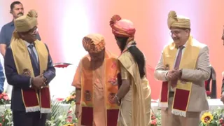 मंच पर पदक प्राप्त करने पहुंची ईशा ने सीएम योगी आदित्यनाथ के कान में कहा आप मेरे आदर्श