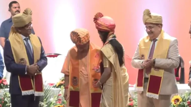 ईशा अग्रवाल को तीन गोल्ड सहित चार मेडल, सीएम योगी आदित्यनाथ के कान में कहा- आप मेरे आदर्श
