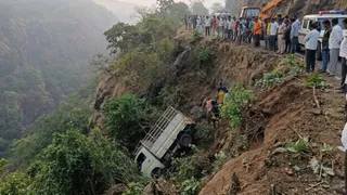 गहरी खाई में गिरा टेम्पो। (एआई द्वारा निर्मित फोटो।)