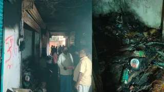 दुकान में आग। फोटो जागरण