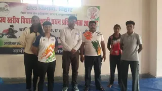 राज्य स्तरीय ट्रायल में सफलता हासिल करने के बाद कटिहार की बालिका पहलवान माही कुमारी और वंदना कुमारी।