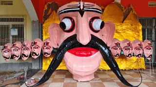 घोसैठ में बन रहा रावण का पुतला.जागरण