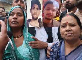 अमित की मां मुनेश और सौरभ की मां रेनु (बाएं), इंसेट में अमित और सौरभ के फाइल फोटो।