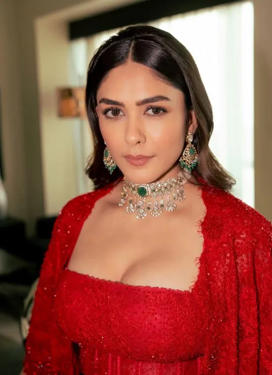 Mrunal Thakur Pooja Meri Jaan