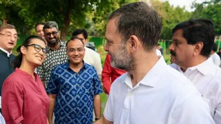 राहुल गांधी के कार्यक्रम में आगे-आगे दिखीं नेहा बोरा (फोटो-पीटीआई)