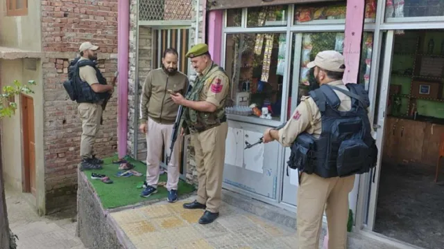 जम्मू-कश्मीर पुलिस की बड़ी कार्रवाई: कासो चला पाकिस्तान में बैठे आतंकियों के रिश्तेदारों के मोबाइल खंगाले

