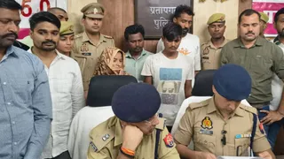प्रेसवार्ता में हत्यारोपितों के बारे में बताते एएसपी पूर्वी आलोक कुमार व पश्चिमी बृजनंदन राय। जागरण