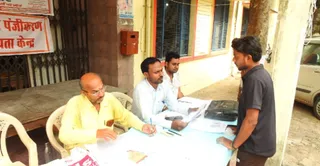 जीजीआईसी बूथ पर मतदाता को जानकारी देते बीएलओ। जागरण
