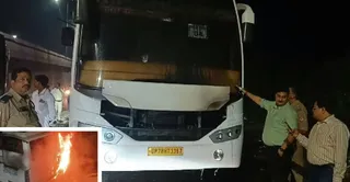 गदन खेड़ा चौराहा पर बस में आग लगने की घटना के बाद जांच करते सीएफओ अनूप सिंह व एआरटीओ प्रवर्तन संजीव कुमार सिंह। जागरण