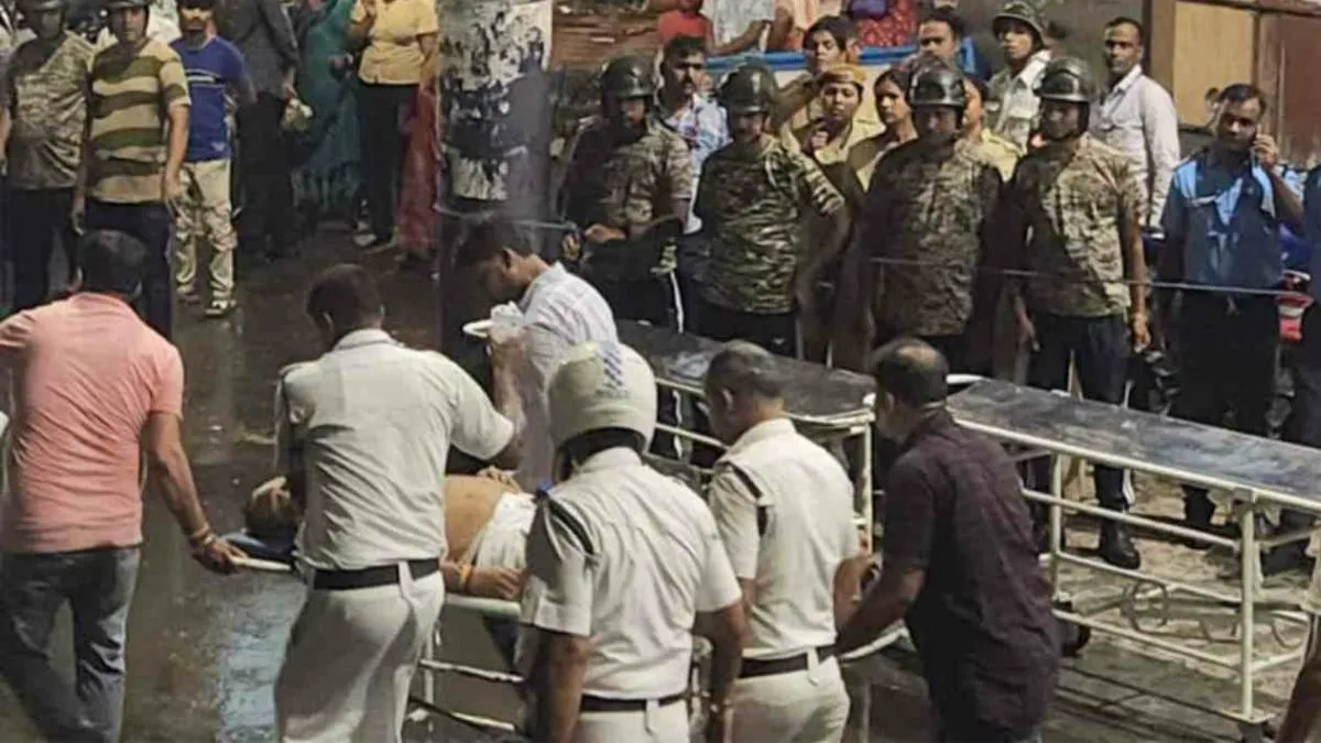 कोलकाता के चोरबगान दुर्गापूजा पंडाल में भगदड़, 17 लोगों की मौत; 25 लोग घायल - kolkata durga puja stampede many injured at chorbagan pandal