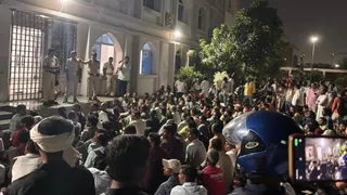 प्रमाणपत्र लेने को उमड़े छात्र।