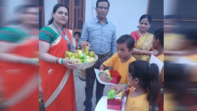 खुर्जा की इस फैशन डिजाइनर की पूरे यूपी में चर्चा, घर से खाना तैयार कर भूखों का पेट भर रही युक्ति
