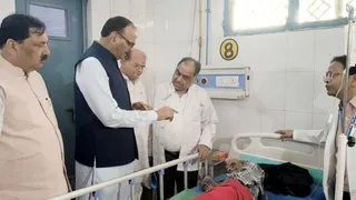 मुरादाबाद जिला अस्पताल में निरीक्षण के दौरान मरीज का हाल-चाल पूछते डिप्टी सीएम ब्रजेश पाठक