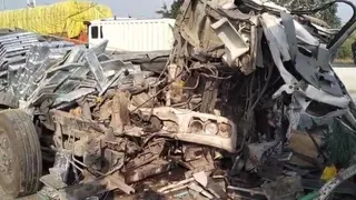 घटनास्थल पर क्षतिग्रस्त हालत में पड़े ट्रक बता रहे दुर्घटना की भयावहता। जागरण