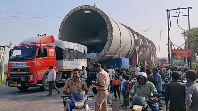 बलरामपुर की सड़कों पर 308 पहियों वाला महाबली ट्रक निकला तो थम गई रफ्तार, 5 घंटे गुल रही बिजली; हटाए गए 15 स्वागत द्वार
