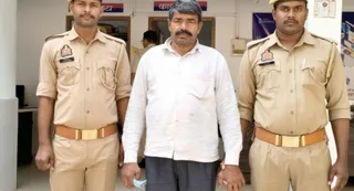 पुलिस गिरफ्त में आरोपी। जागरण